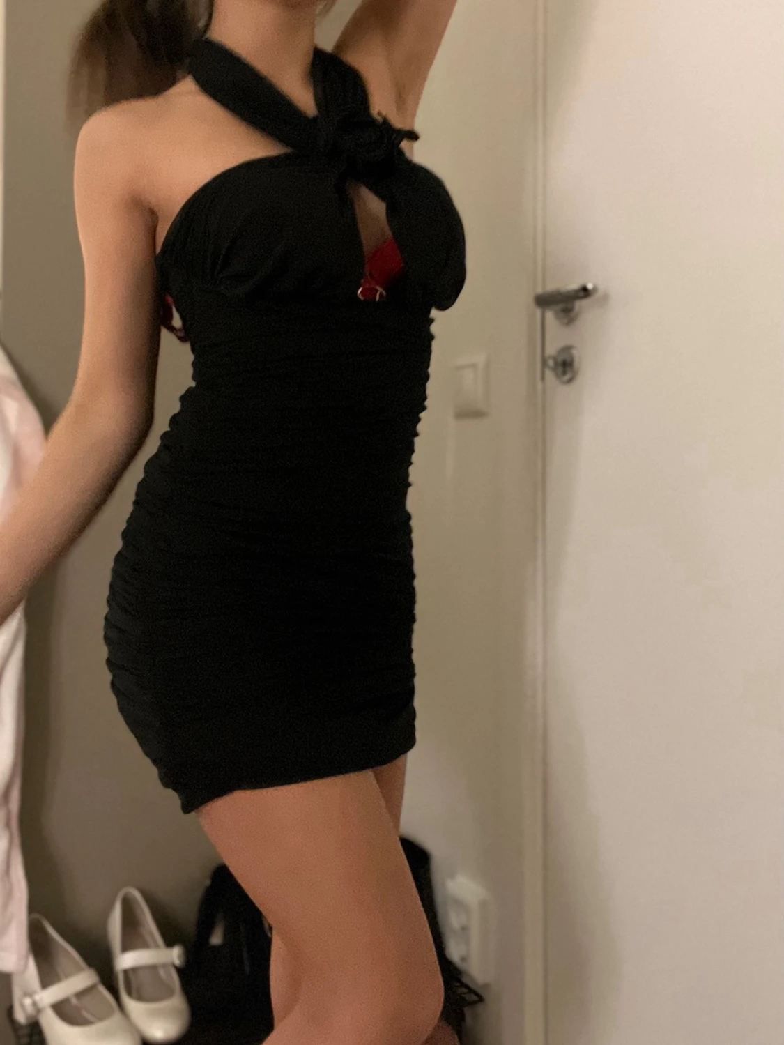 Svart omlott kortklänning med knyt