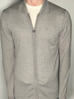 J.Lindeberg merinoull zip - Säljer en riktigt snygg och trendig J.Lindeberg zip i 100% merinoull och i fint skick, storlek S,  vid frågor är det bara att skriva //Gramenti