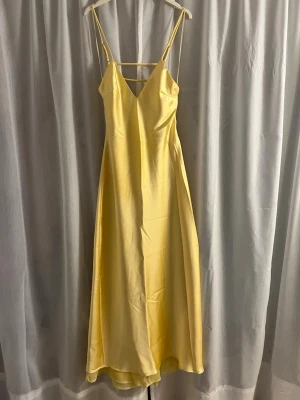 Gul långklänning med tunna band - Jag säljer nu den populära Zara klänningen som är slutsåld. Beställde förut två storlekar, men beslutat mig nu för att sälja denna. (Alltså aldrig använd) Perfekt nu till baltider eller  andra sommar tillfällen🥰