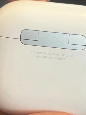 Apple AirPods Gen - 4 med laddningsetui  - Säljer ett par vita Apple AirPods med matchande laddningsetui. Hörlurarna har en stilren och kompakt design i blank plast med svarta detaljer. Perfekta för trådlös musik och samtal, smidig att ta med överallt och enkel att använda med Apple-enheter.