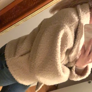 Höst/vår Jacka - En mysig jacka som passar bra nu inför vår eller till höst! Används sällan då jag har mer använding annan jacka🩷 Den är i bra skick, smått tecken på användning. Orgpris på sidan; 599.