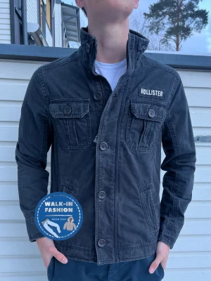 Hollister overshirt  - Tja! Säljer nu denna sjukt snygga overshirt fårn Hollister. Skick 8/10 riktigt bra med lite slitningar vilket gör dne mer vintage. Modellen är 181 och väger 67kg men passar allt mellan 170-182. Hör av er vid funderingar!