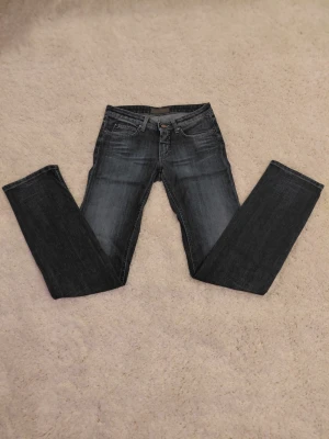 Acne jeans  - Snygga mörkblå acnejeans i stl 28/34 och väldigt fint skick.