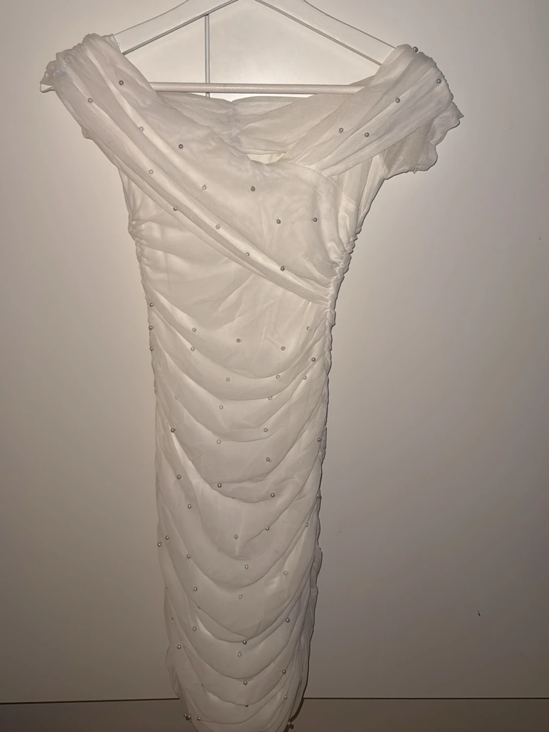 Vit kortklänning med pärldetaljer