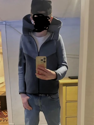 Blå Nike Tech zip hoodie - säljer min feta Nike tech hoodie, XL i barn, så typ xs-s. Passar 158 -170. Är 173 och den är lite kort på mig. Har en liten mini fläck som inte syns typ alls. Köpt på JD i köpenhamn. Nypris 850