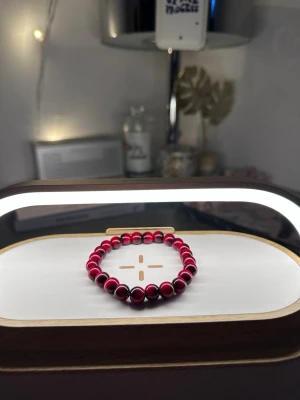 Svart rött armband  - Tja säljer helt nya armband från Bältgallerian. Dem alla är i strechigt material men kan inte streckas ut för långt. Dem passar från 10 år plus. Vid köp av flera blir priset billigare och om du gillar så finns det flera att välja mellan. Säljer både knäcki och vanlig pärlarmband Samt bälten.