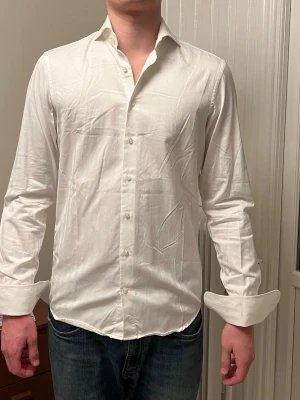 Manschett skjorta Stenströms - Säljer en stilren vit manschett skjorta ifrån Stenströms. Den är av modellen Twofold Super Cotton och den är custom made så för vidare detaljer kring storlek så är de bara att höra av sig! Storleken är 15/38.