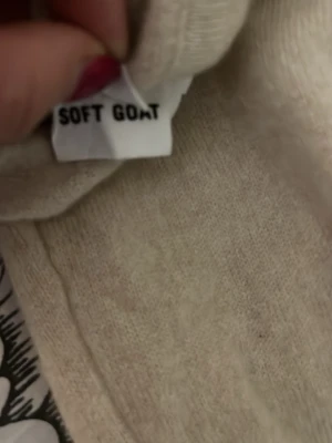 Beiga cashmire byxor från Soft Goat - Mysiga beiga cashmire byxor från Soft Goat. Perfekt för dig som gillar stilrena och klassiska plagg. Lite smutsiga vid knäna. Annars är de helt nya.