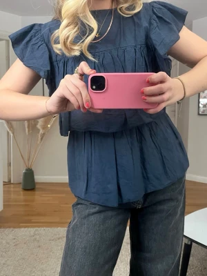 Mörkblå volangblus med kort ärm - Såå fin volangblus från meet me there i storlek XS🥰