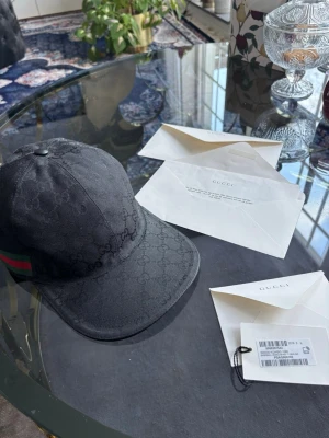 Gucci keps - Säljer min svarta Gucci keps.  Mycket bra skick, sparsamt använd.  Frakt papper medföljer vid köp.  Priset ej hugget i sten😊