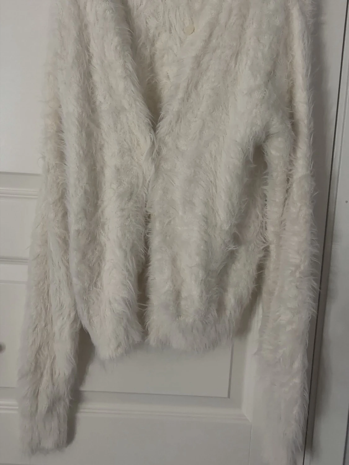 Vit fluffig kofta med lång ärm - 1