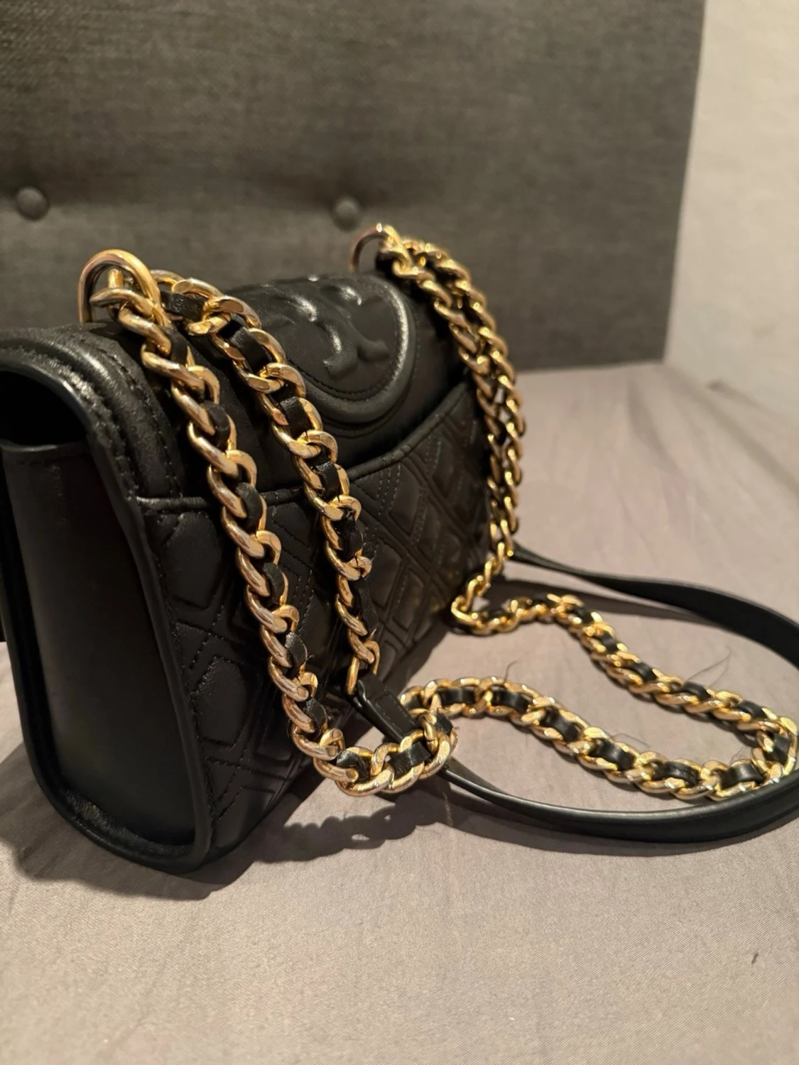 Svart quiltad axelväska med guldkedja