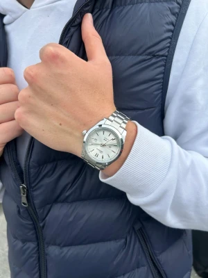 Silverfärgad klocka från Doventi  - 🌟 Doventi - Helt ny och oanvänd klocka i toppskick! 🌟 🎁 Levereras komplett med originalbox. ✨ Perfekt skick, garanterat utan defekter. ⚙️ Enkel justering för optimal passform. 🚀 Snabb leverans samma dag – direkt till dig!