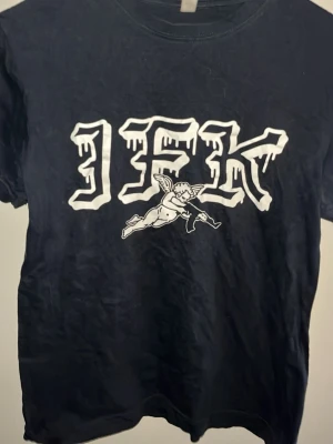 Mörkblå stilren IFK t shirt  - Säljer denna görsnygga IFK t shirt då ja råka köpa några storlekar för litet,  t shirten är i storlek XS o finns knappt att köpa någonstans utom på kb så passa på o visa rätt färger o hör gärna av er vid frågor, ha de gött!! 