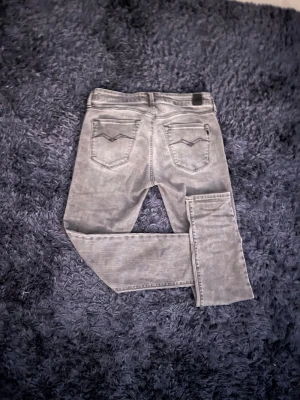 Grå replay jeans slim fit  - Säljer ett par snygga grå replay jeans med blå detaljer på bakfickorna dem är i riktigt bra skick stl W27 L30 ny pris 1600 skriv vid minsta lilla fundering😁🤩 