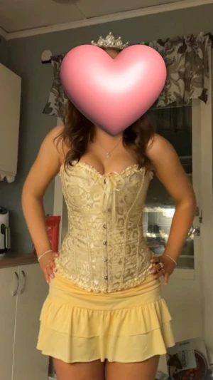 Ljusgul korsett  - Perfekt till partaj eller utklädnad 🙂🙂 endast använd en gång 