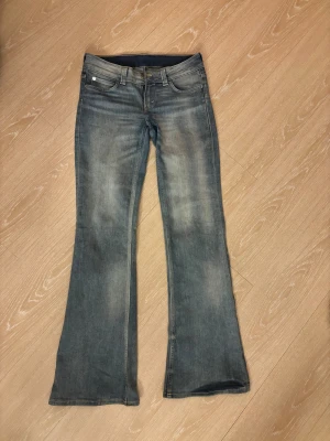 Bootcut jeans från Cheap MONDAY - Bootcut jeans från CHEAP MONDAY i tvättad blå färg. Jag har sytt upp dem, så de passar dig som är mellan 160-165cm lång. Jag upplever dem ganska små i storleken, så dem kan även passa dig som har 1 till 2 storlekar mindre! Endast använda 5 gånger!!!