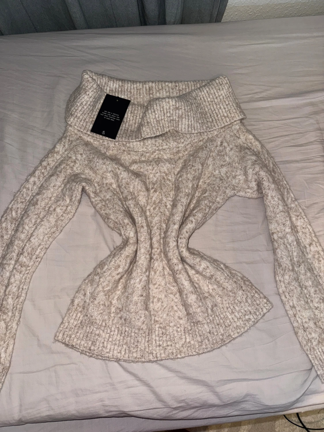 Offshoulder stickad tröja  - 1