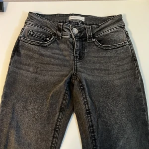 Y2K svarta bootcut jeans från Gina  - ‼️LÄS MIN BIO ‼️Snygga svarta bootcut jeans från Gina Tricot med slitna detaljer och klassisk femficksdesign. Jeansen har markerade sömmar, knappar på bakfickorna och en skön passform. Perfekta för dig som gillar en tidlös look med lite edge. Typ aldrig använda 