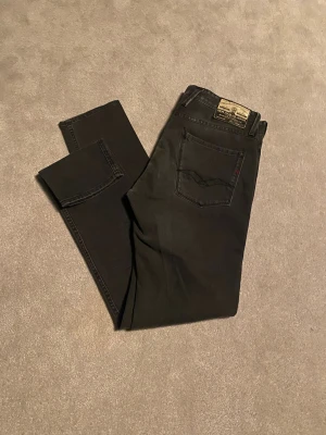 Replay Anbass svarta slim jeans - Svarta Replay Anbass jeans med slim passform. En väldigt unik byxa som passar till allt! Skicket är bra men såklart använda. Storleken är w33 l34. Passar en grabb mellan 185-195! Hör av dig vid minsta lilla 
