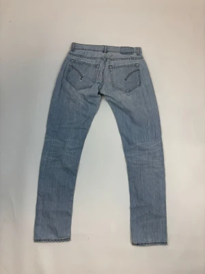 Dondup Jeans - Ett par riktigt snygga Dondup jeans i storlek 33. Priset är 549 men kan gå ner vid snabbaffär!