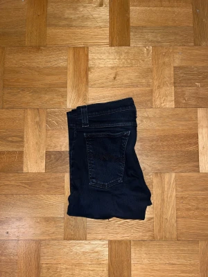 Nudie jeans svarta - Tjenare mannen! Har nu lagt ut mina svarta Nudie jeans. Storlek 29/32. Med passform i slim. Tycker dem är riktigt feta men passar tyvärr inte mig längre. Finns inga synliga defekter. Finns inga dumma frågor.