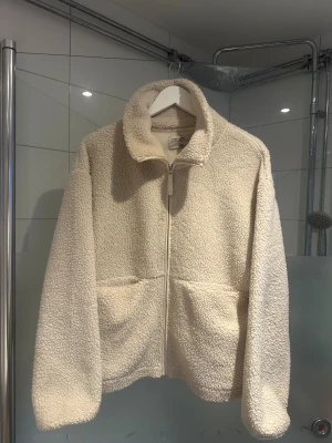 teddyjacka - en lite tunnare beige teddyjacka. Bra skick och superfin och gosig. Storlek L men passar absolut M.