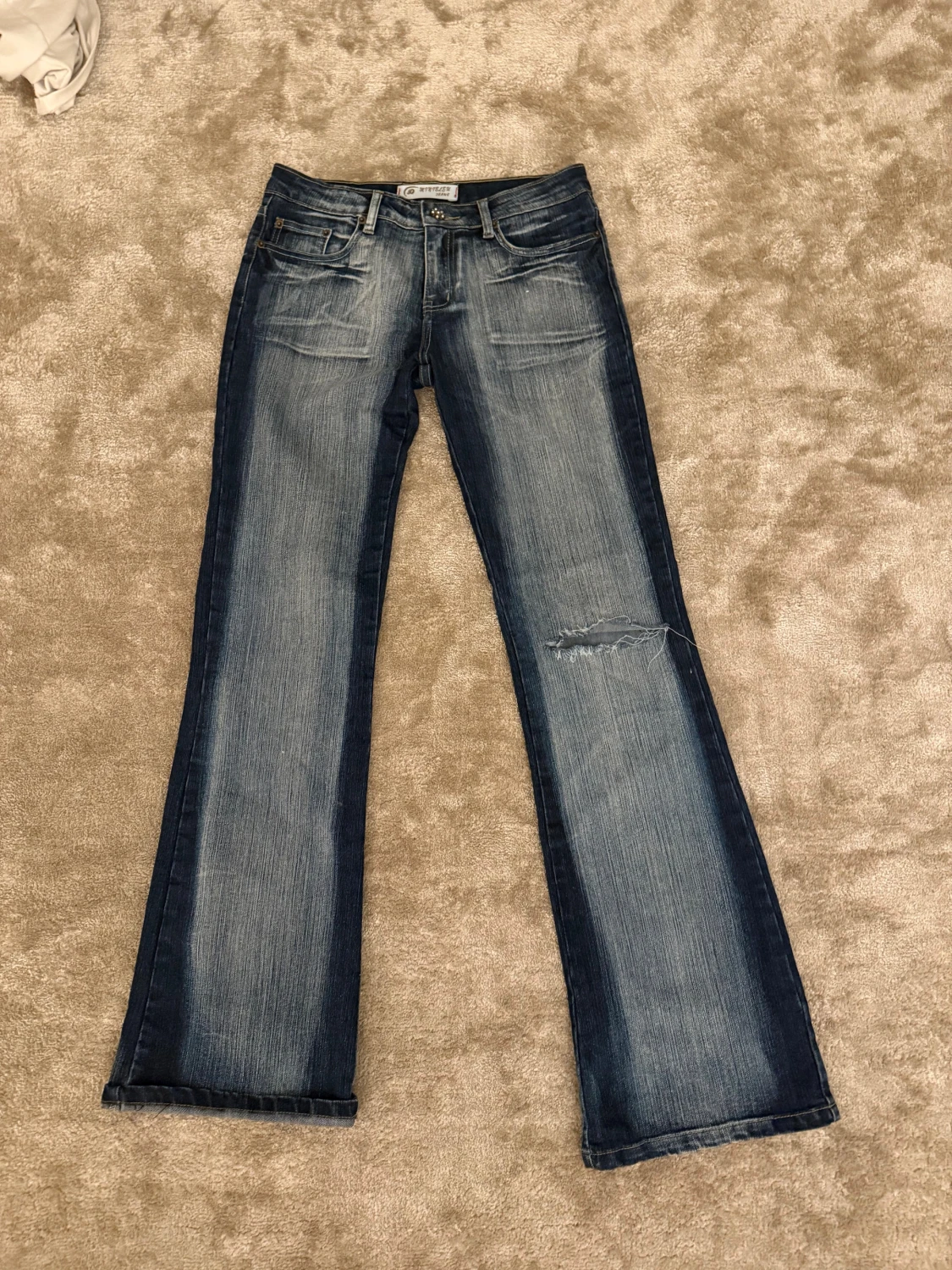 Blå bootcut jeans med broderade fickor - 3