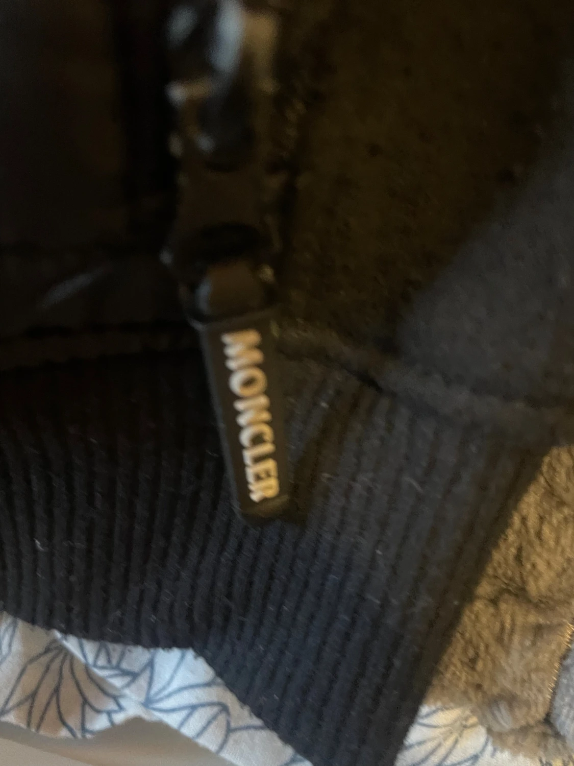 Svart pufferjacka från Moncler i storlek M - 5