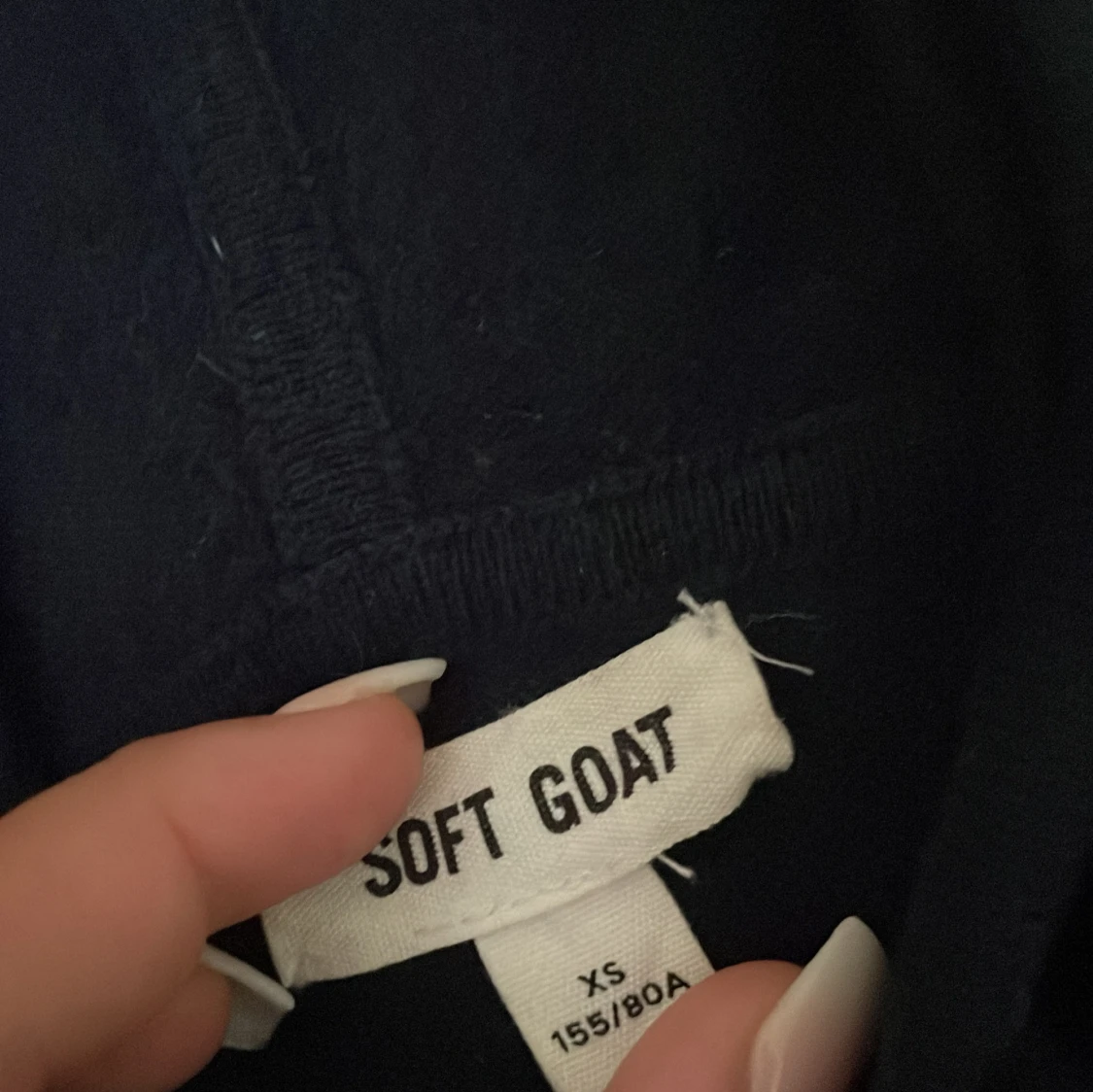 Mörkblå hoodie i kashmir från Soft Goat Storlek xs men sitter som S - 1