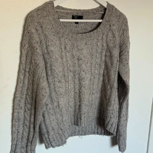 Stickad tröja - Grå stickad tröja från red label. Storlek s. Väl använd med i bra skick