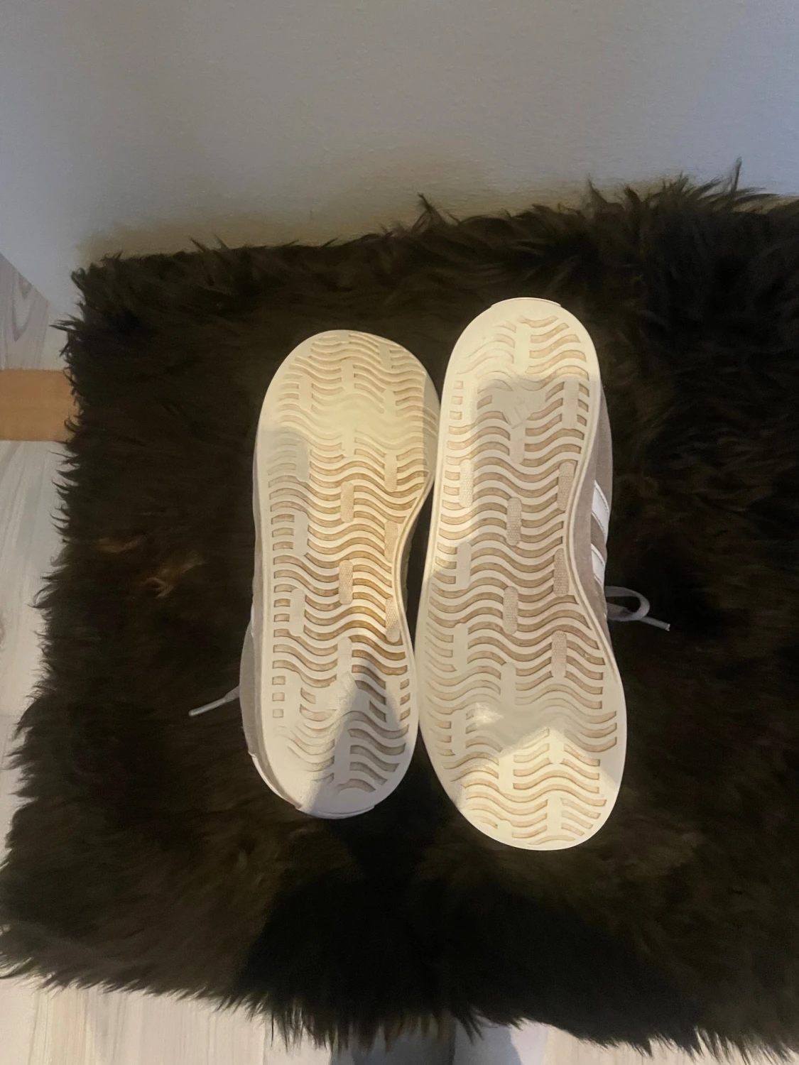 Gråa Adidas sneakers i mocka - 2