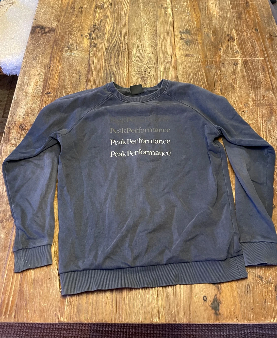 Mörkblå Peak Performance sweatshirt