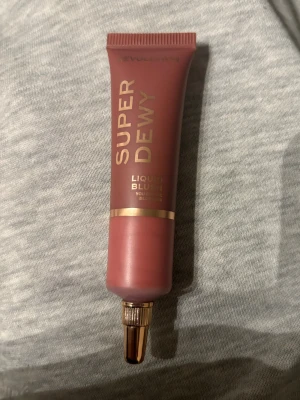 Revolution Liquid Blush - Super dewy liquid blush. Fick som gåva, provat en gång men annars orörd. 