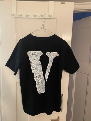 Vlone T-shirt (Ny!) - Vlone t-shirt i svart färg. Mycket fint skick (9/10) ✨ Har inga märken etc. Går inte att få tag på äkta i Sverige.