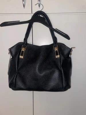  Handväska - Säljer min SHEIN-väska! Har inte gått sönder och är i bra skick. Perfekt som vardagsväska❣️