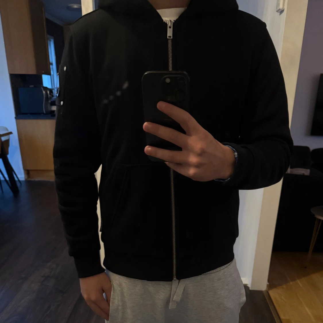 Svart Moose Knuckles hoodie med dragkedja