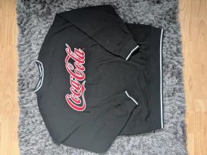 Coca Cola sweatshirt - En sweatshirt köpt från H&M. Jätte fint skick och aldrig använd. Storlek XXS men skulle säga att den sitter dom S. Skriv för mer frågor!