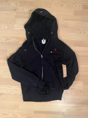 Marinblå hoodie från U.S. Polo Assn Storlek S - Marinblå hoodie med dragkedja från Ralph Lauren. Orginal storlek M men anser den som S