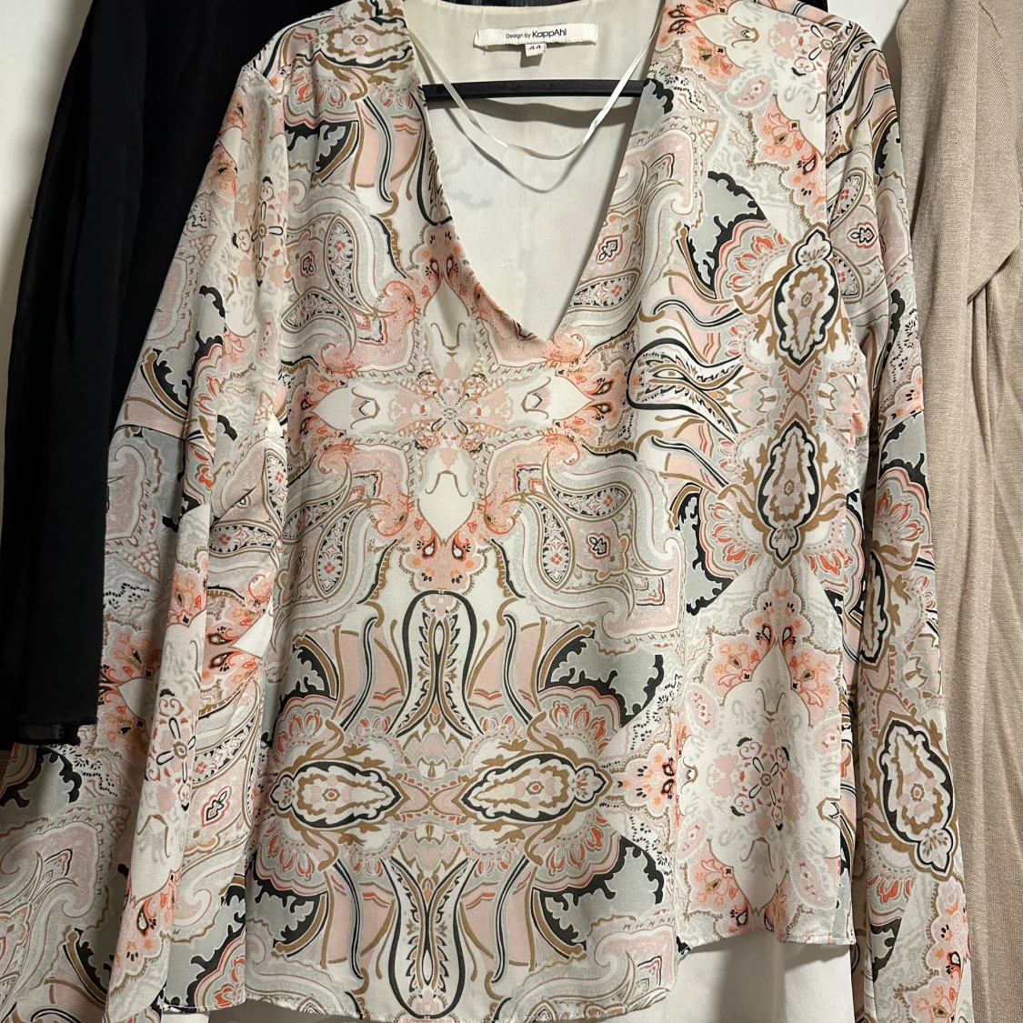 Mönstrad blus med v-ringning KappAhl