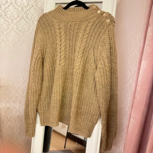 Beige stickad tröja - Endast använd ett par gånger så är i ganska bra skick. I storlek L men sitter som en oversized sweatshirt på mig som har S/M i storlek 🥰🫶🏼