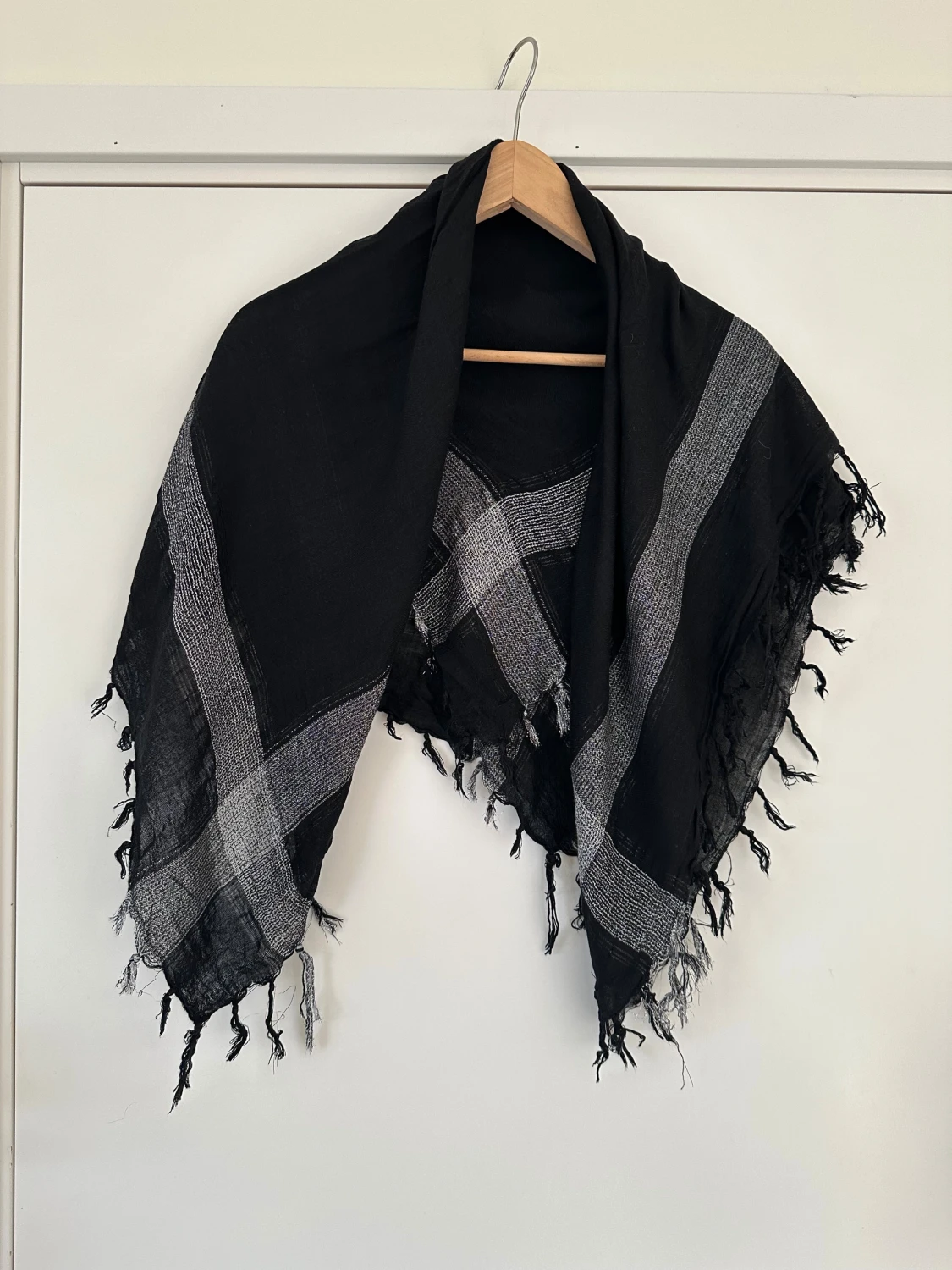 Svart och grå rutig halsduk med fransar - 1