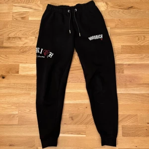 Svarta mjukisbyxor från Hoodrich XS - Svarta mjukisbyxor från Hoodrich i storlek XS med tryck på båda benen. Köpt som set, hoodie finns i annan annons.