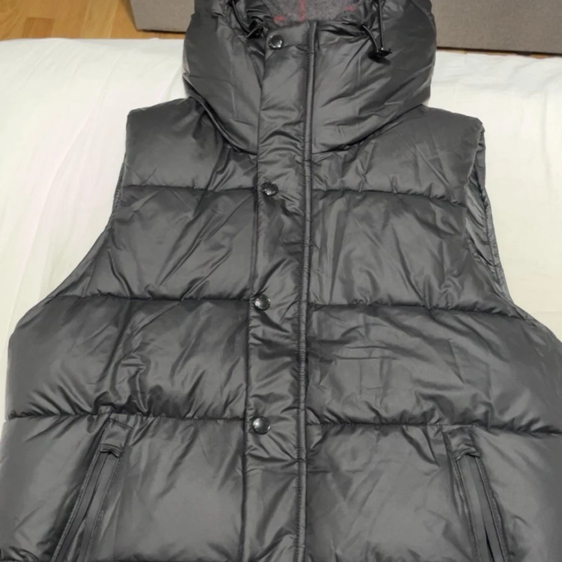 Svart dunjacka från Burberry med huva - 2