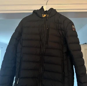 Para Jumper jacka - Säljer just nu min para jumper jacka för ett schysst pris, den har ett pyttelitet hål men de går att lösa ( skriv ifall du vill se bild ). Rätt så schysst pris för kvallen på den!! Pris går att diskutera!!