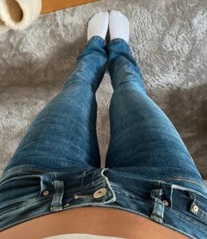 LTB bootcut jeans blå, low rise 26/32 - Säljer ett par blå bootcut jeans från LTB, modell Valerie. Jeansen har låg midja och klassisk femficksdesign med snygga slitningar och kontrastsömmar. Materialet är jeans i bomull och passformen är bootcut som ger en schysst siluett.