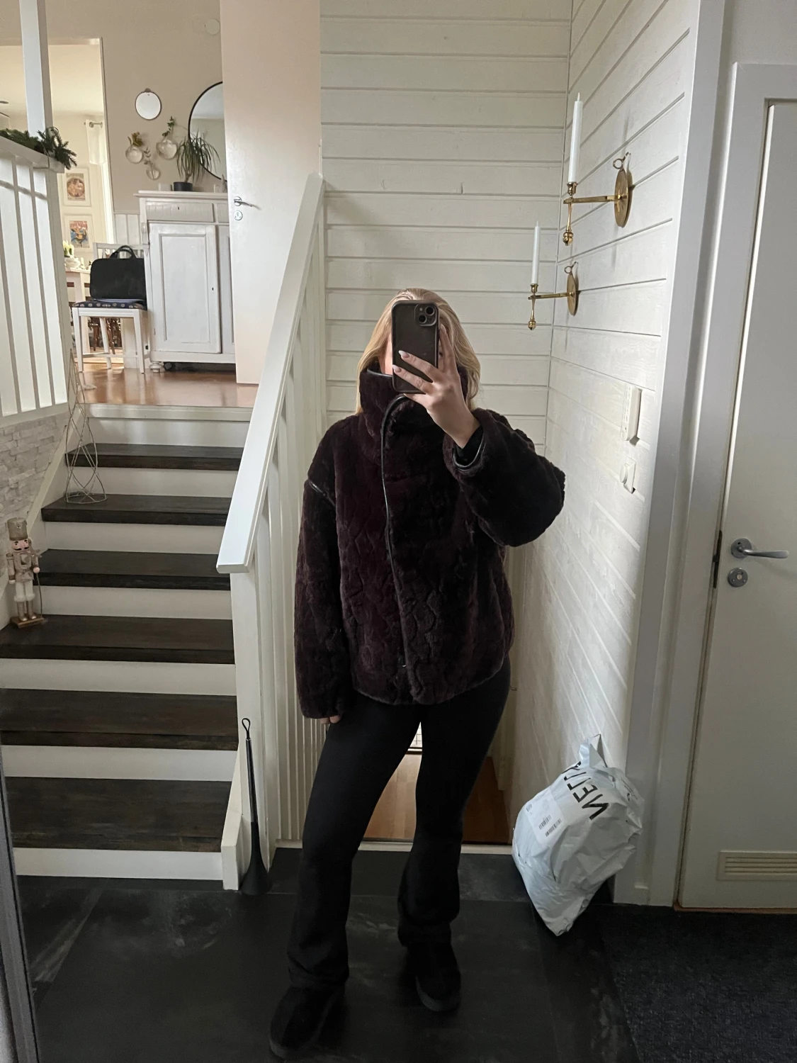 Mörkbrun pälsjacka med hög krage