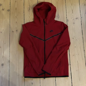 Nike Tech zip hoodie - Röd Nike Tech zip hoodie säljes! Storlek: S | Skick: Mycket bra, använd endast två gånger | Nypris: 1200 kr | Mitt pris: 500 kr | Det är bara att höra av sig vid frågor! Mvh Viktor Ekholm 
