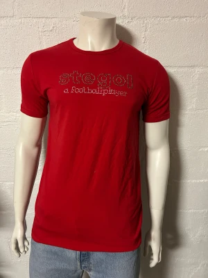 T-shirt från STEGOL storlek S med detaljer - Helt ny T-shirt från STEGOL. Fina detaljer. Bra kvalité. Storlek S.