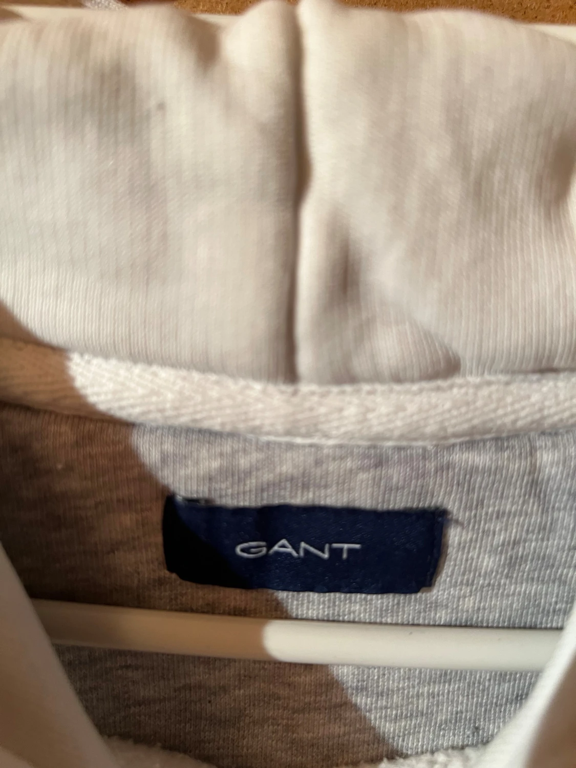 Vit hoodie från GANT med broderad logga - 1